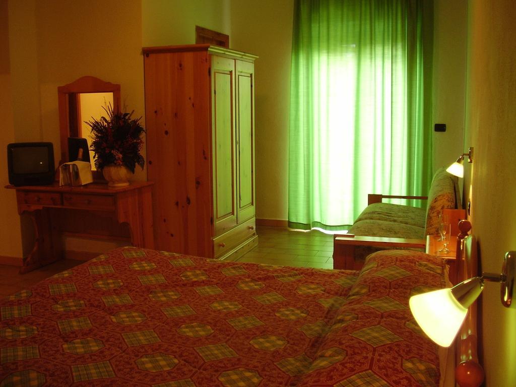 Hotel La Fattoria كاميغلياتيلو سيلانو الغرفة الصورة