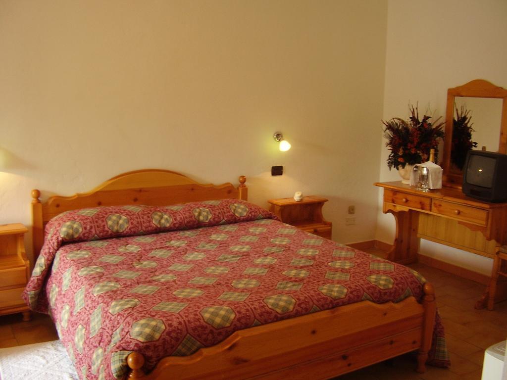 Hotel La Fattoria كاميغلياتيلو سيلانو الغرفة الصورة