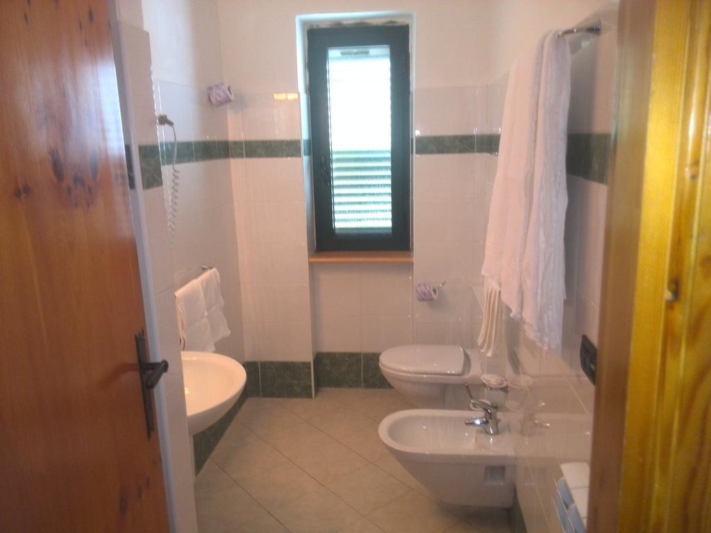 Hotel La Fattoria كاميغلياتيلو سيلانو الغرفة الصورة